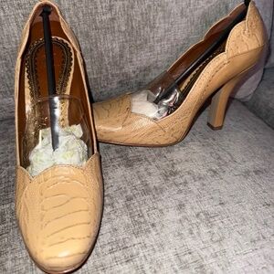 J. Vincent Honoraia201 8m Heels